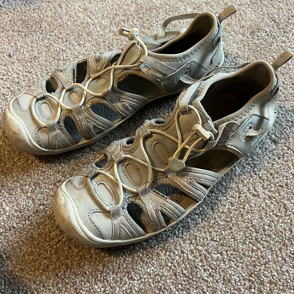 KEEN Moxie Fisherman Silver  Closed Toe Sandals 1018360 Big Girls Size 6 US